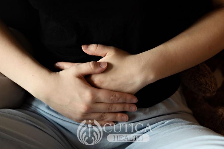 a-woman-holds-her-hands-on-her-stomach-while-suffering-from-abdominal-pain-close-up-woman-with_t20_pLgXQO